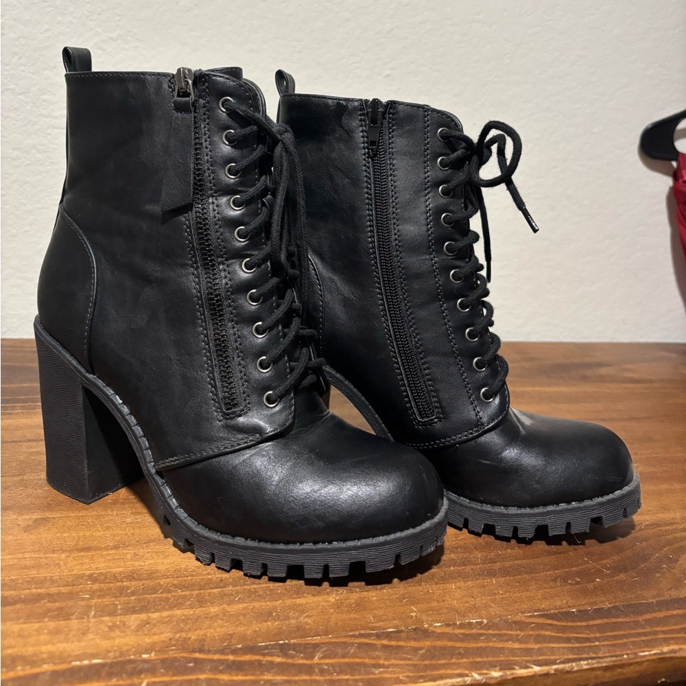 Lace up chunky heel boot 8.5